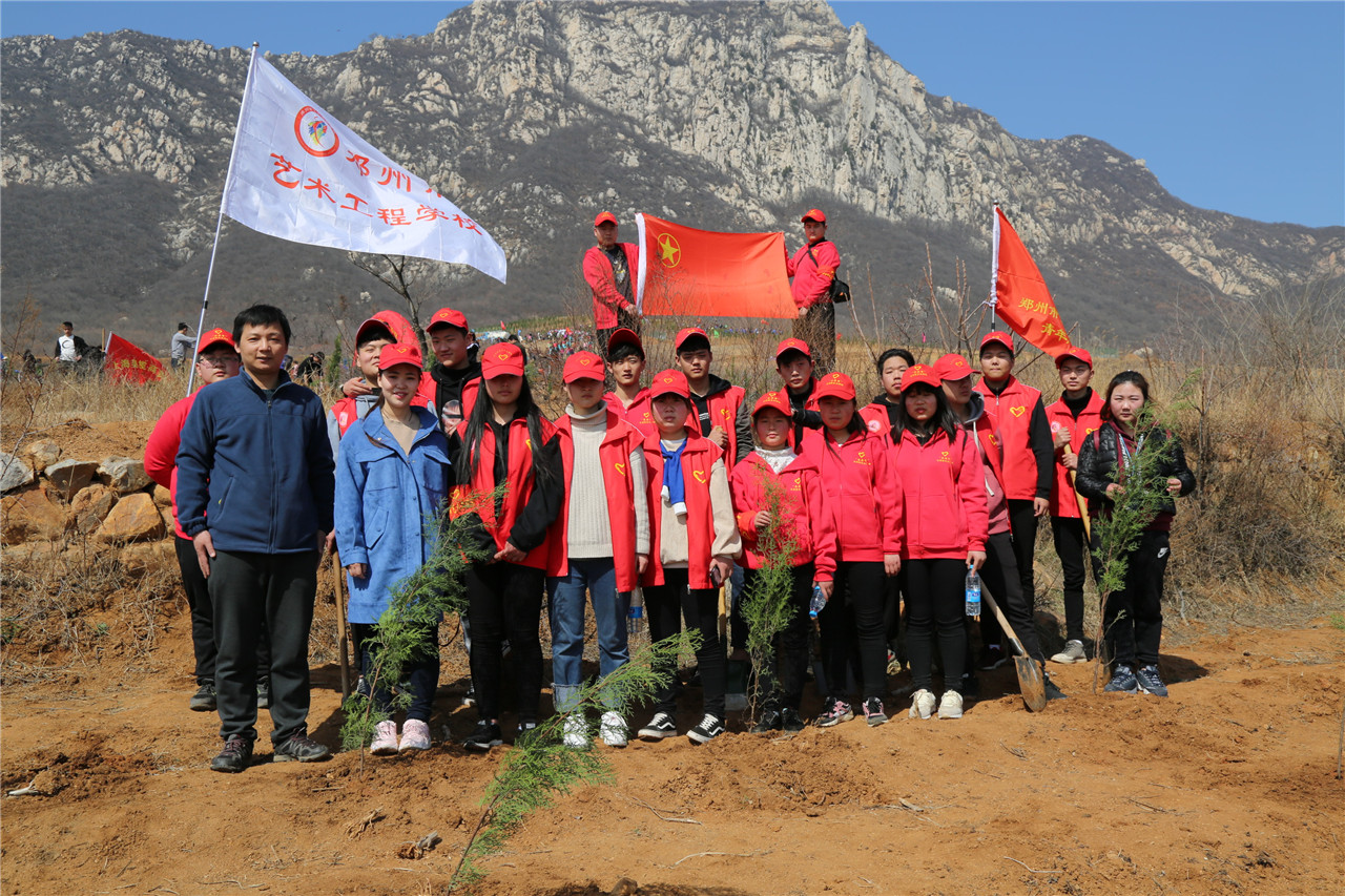 艺术工程师生齐植树，共添绿色建家园