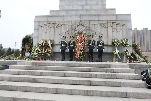 2.团员代表敬献花篮