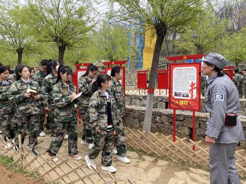 你问我答 团员认真学习百年党史展