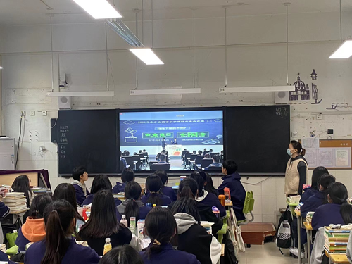 21级学前2班班主任岳静带领学生们观看消防安全讲座