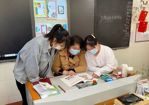 冯春霞老师带领学生剪纸