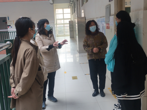 李新芳老师和尚书聪老师一起与学生交流谈心