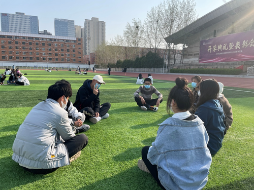刘旭楠老师带领学生在操场做游戏