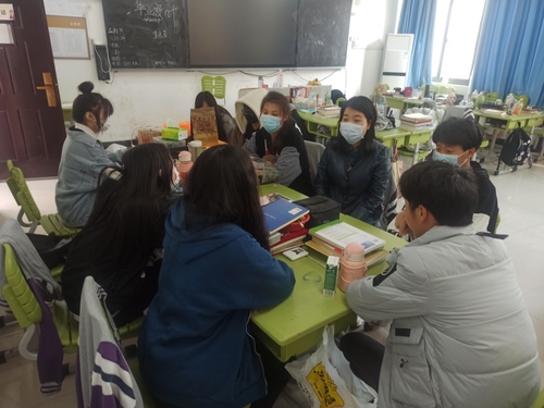 麻靖敏老师与学生进行小组交流