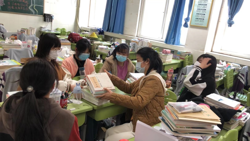 张慧老师向学生们推荐适合假期内阅读的书籍