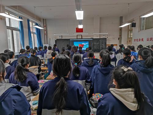 各班学生在教室参加云升旗仪式