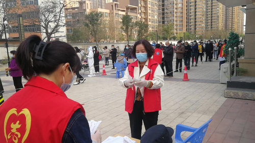 教师董引娣帮助社区提前拆分棉签