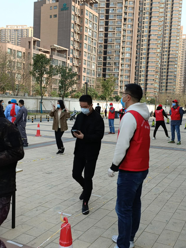 教师马春龙协助维持现场排队秩序