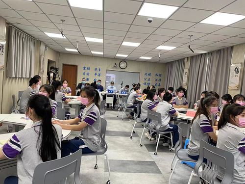 陇海校区录播教室内学生认真听讲