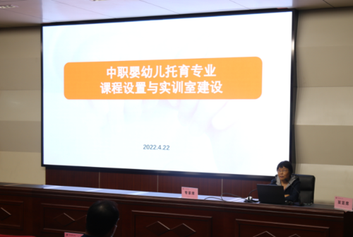郑州大学护理学院教授刘桂萍做专题讲座
