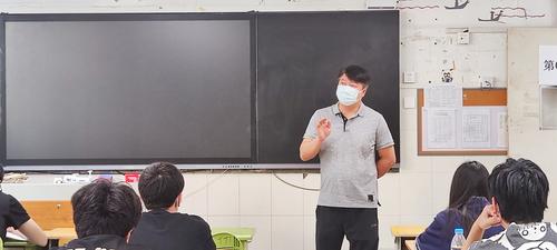 党委书记、校长宋志强清晨来到航海校区询问学生生活情况