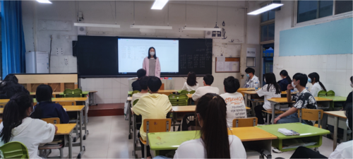 临时班主任李洋老师给留校学生上班会课