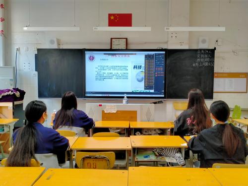 留校学生准时登录线上教学设备收听网课