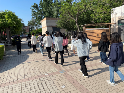 上午8点教官准时带领学生前往核酸检测点