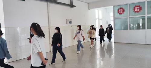 学生有序排队前往食堂就餐