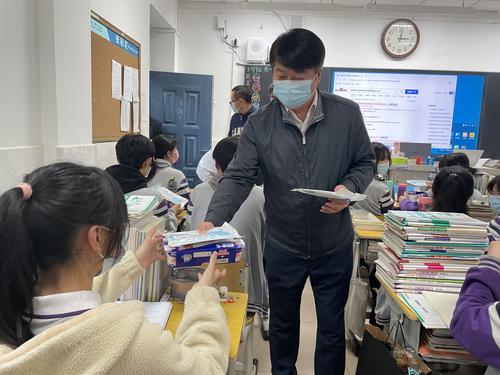 校党委书记、校长宋志强给高三学生发放防疫物资并送上祝福