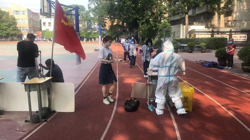 学生处工作人员组织学生有序进行核酸检测