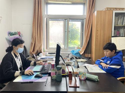教务处副主任黄洋和孩子在一起办公