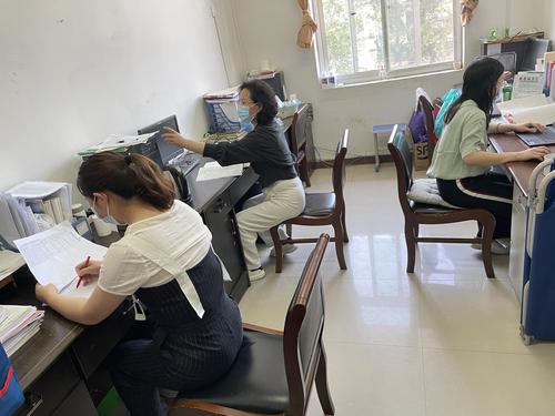 高三英语组教师全员到岗集体备课