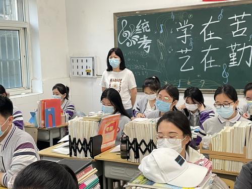 汪艳芬老师督促学生进行早读