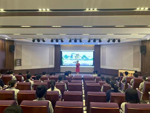 郑州艺术幼儿师范学校团委副书记郑丽影主持诗词朗诵会