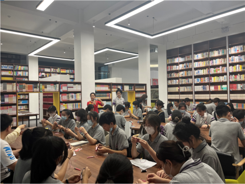 团委副书记郑丽影组织学生缝制香囊