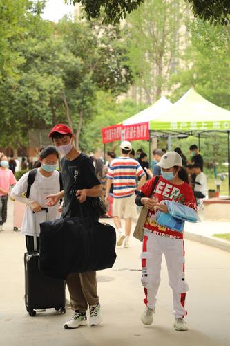 5.小红帽志愿者帮助新生搬运行李