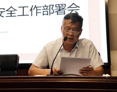 工会主席路青立安排校园安全工作