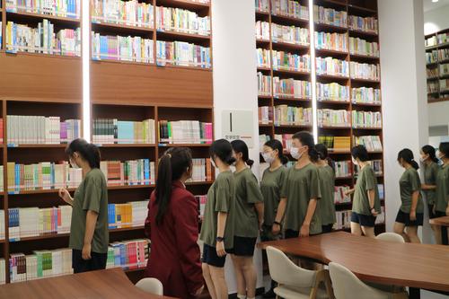 学生们参观智慧图书馆