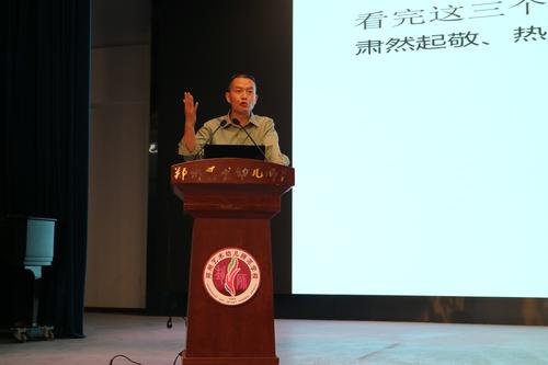 丁元伟参谋长为学生们普及国防知识