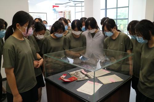 3.同学们观看校史馆资料