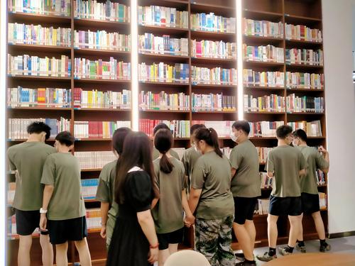 4.到学校图书馆参观