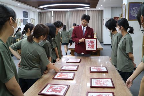 8.为学生展示剪纸的作品