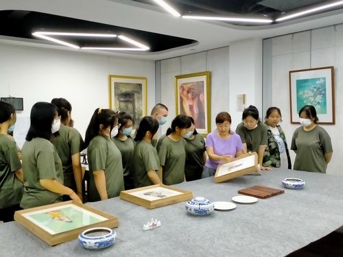 12.为学生讲解国画的作品