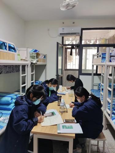 1学生聆听网课