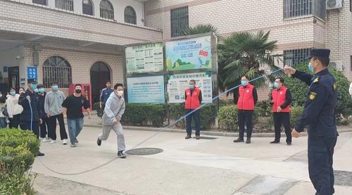 2学生跳大绳