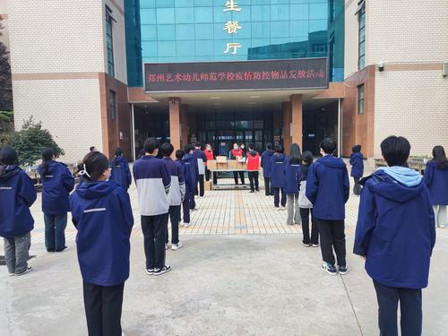 7为学生发放中药1(1)