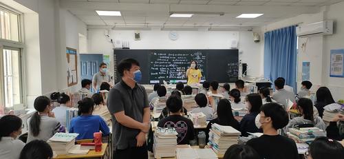 3.1疫情期间党委书记、校长宋志强看望高三留校学生