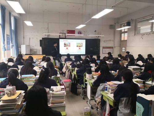 22级学前教育班主任叶子坚向学生讲解近代中国发展史