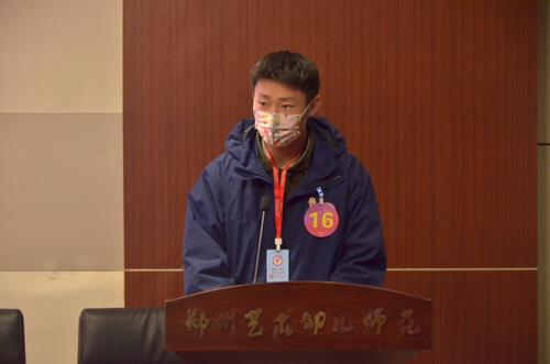 16号竞选选手进行国旗班负责人竞选演讲答辩