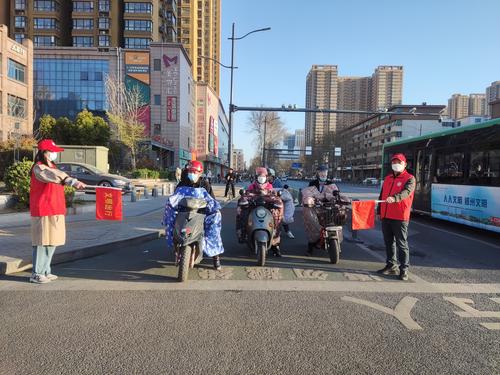 9党员教师在城东路航海路路口值勤