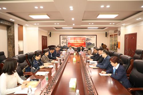 1郑州市机构编制委员会办公室王晓燕一行15人到郑州艺术幼儿师范学校非遗示范传承中心开展主题党日活动