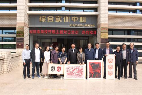 7宋志强向市编办赠送师生制作的非遗党建作品