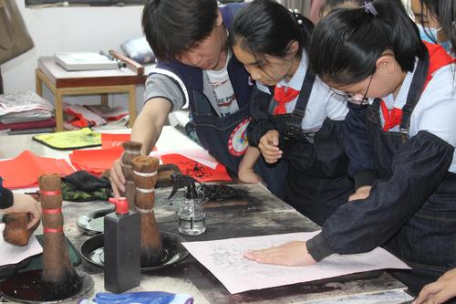 6校优秀学生教二七区艺术小学同学们体验实践制作木版年画