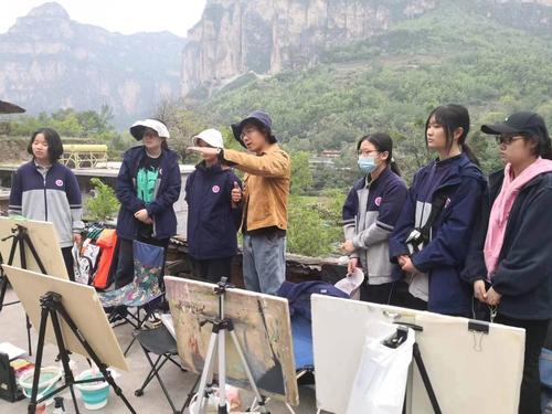 7邱中信老师为学生们讲解速写的构图思路