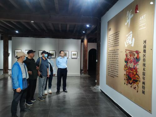 4参观木板年画展