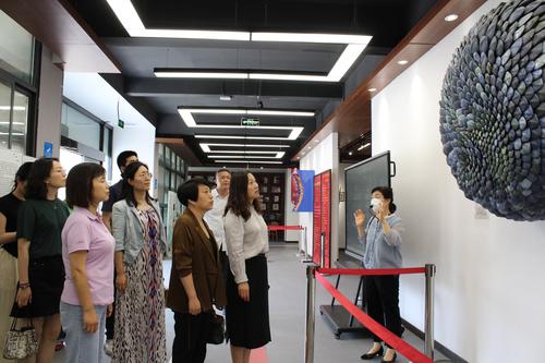 图3 实训处主任朱冬梅讲解名师作品“河洛神图”