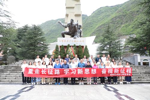 3.在红军飞夺泸定桥纪念馆内开展党史教育活动