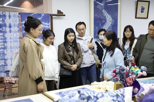 7参观学校非遗馆