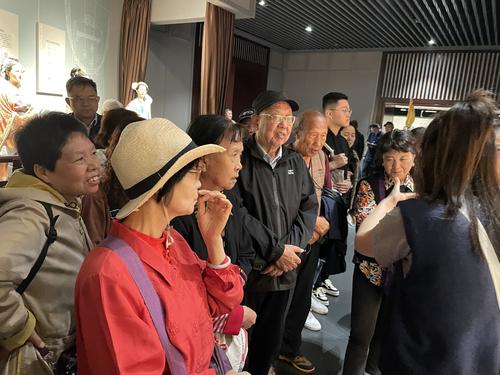 3认真聆听导游讲解